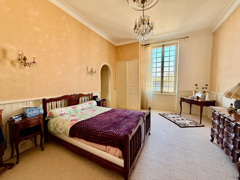 Maison - 360 m² - 10 pièces