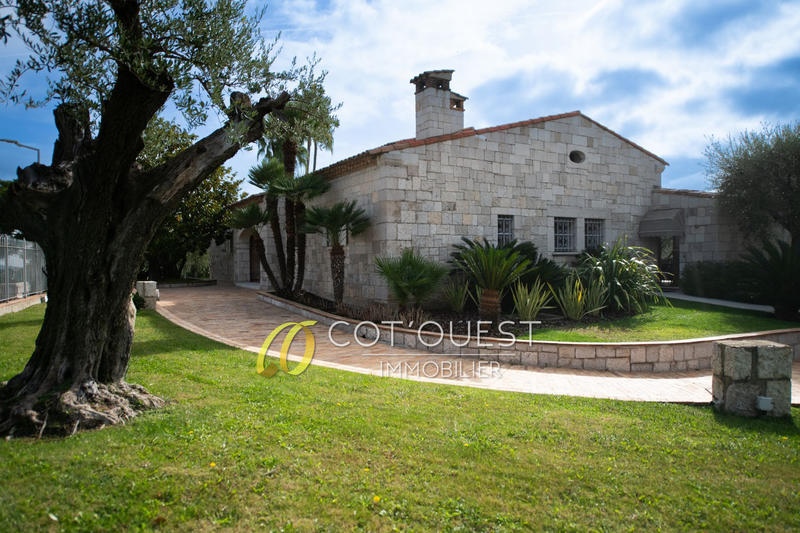 Maison en pierre - 297 m² - 8 pièces