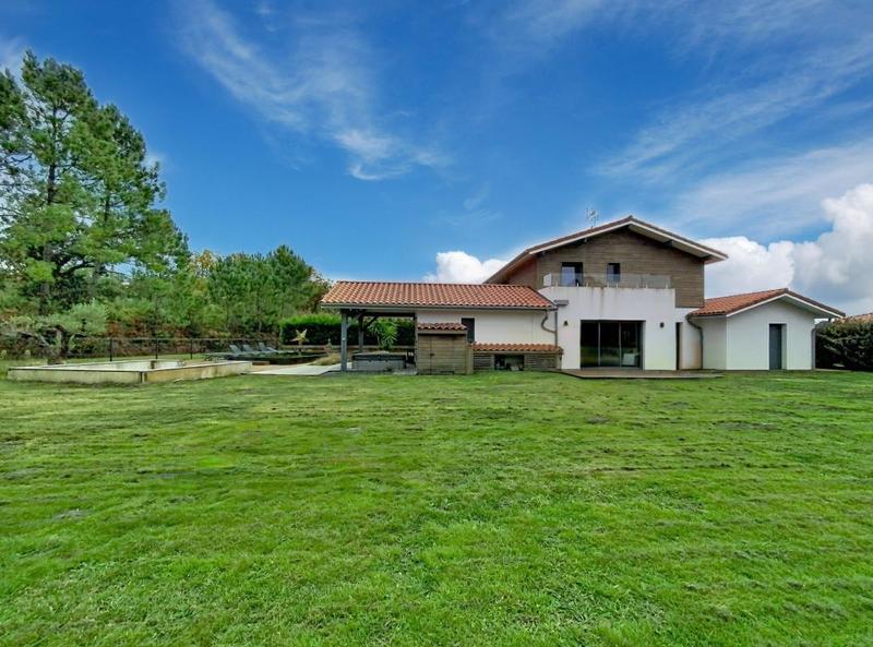 Propriété - 205 m² - 6 pièces