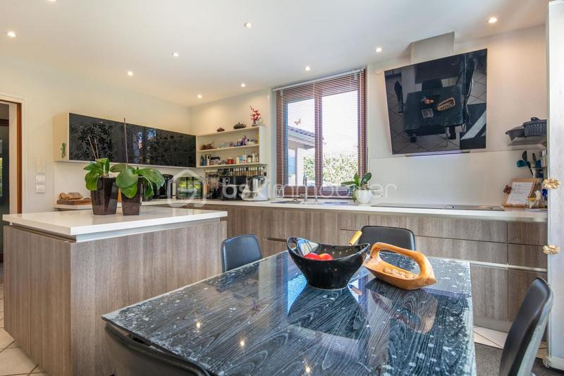 Maison - 221 m² - 9 pièces