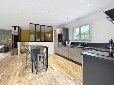 Maison - 94 m² - 5 pièces