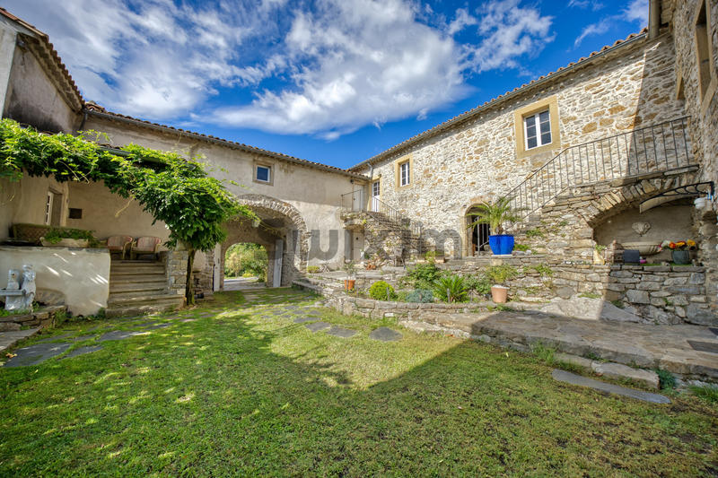 Maison - 250 m² - 12 pièces