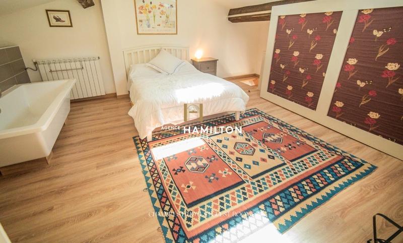 Propriété - 245 m² - 9 pièces