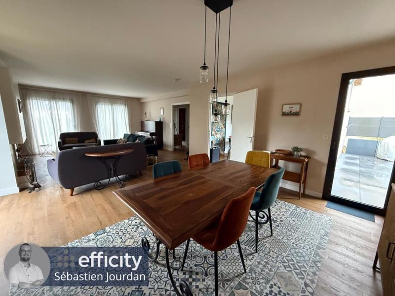 Pavillon - 160 m² - 7 pièces