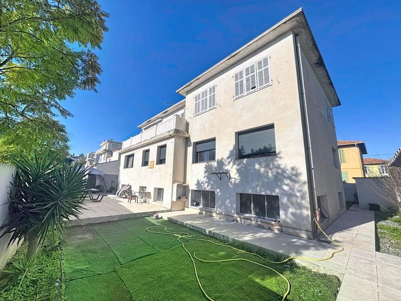 Maison - 337 m² - 13 pièces