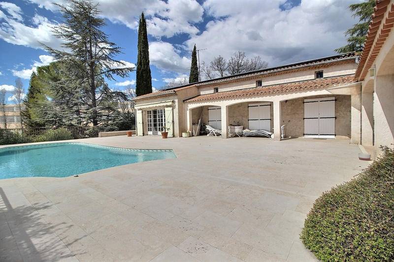 Maison - 204 m² - 9 pièces