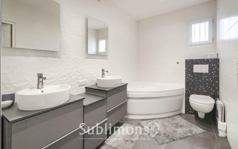 Maison traditionnelle - 246 m² - 8 pièces