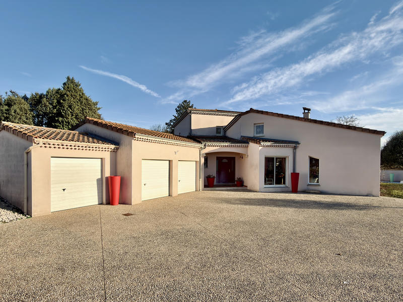 Maison - 220 m² - 8 pièces