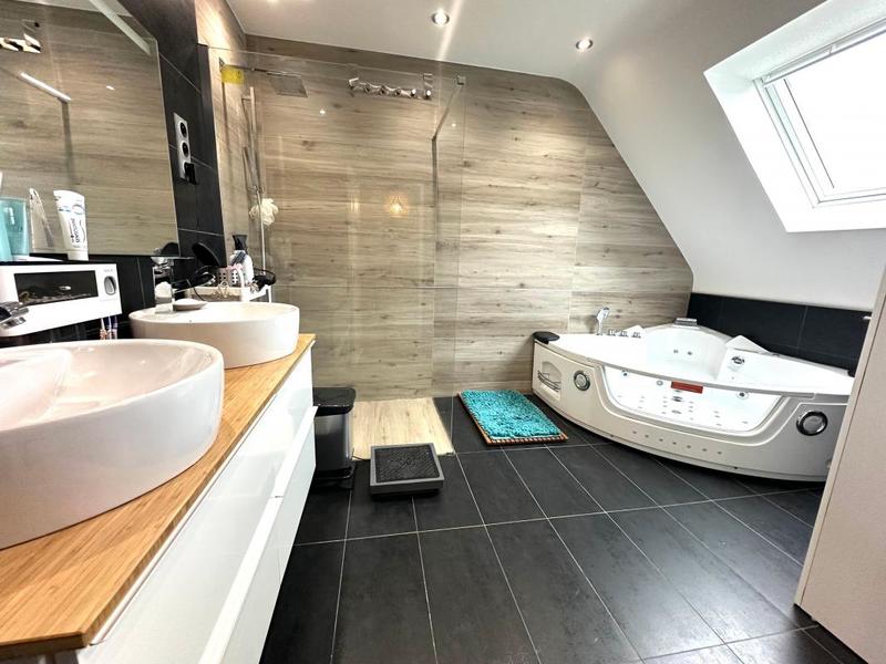 Maison - 188 m² - 8 pièces