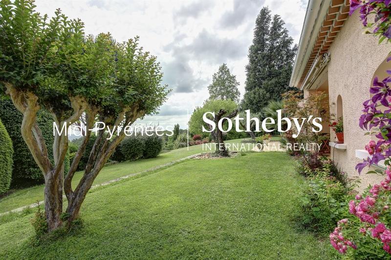 Maison - 355 m² - 10 pièces