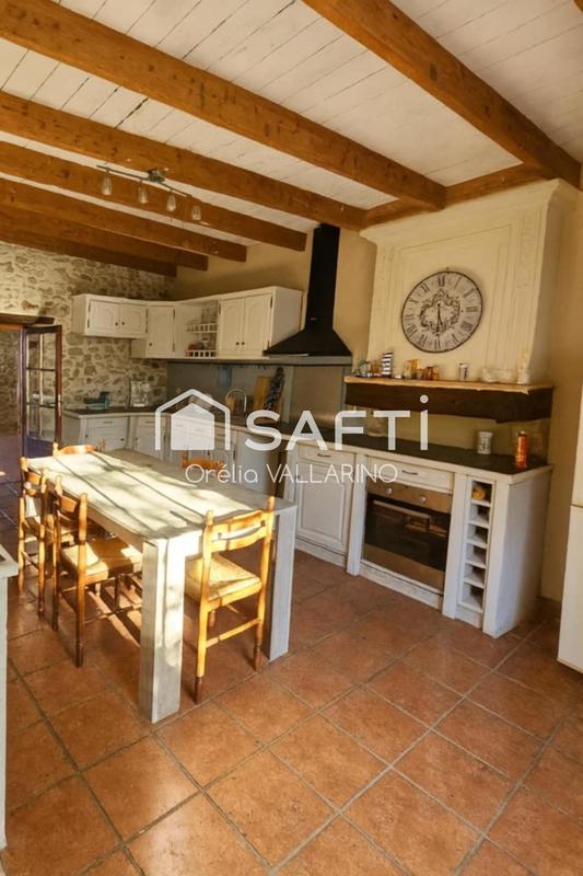 Maison - 202 m² - 8 pièces