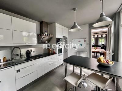 Maison - 200 m² - 8 pièces