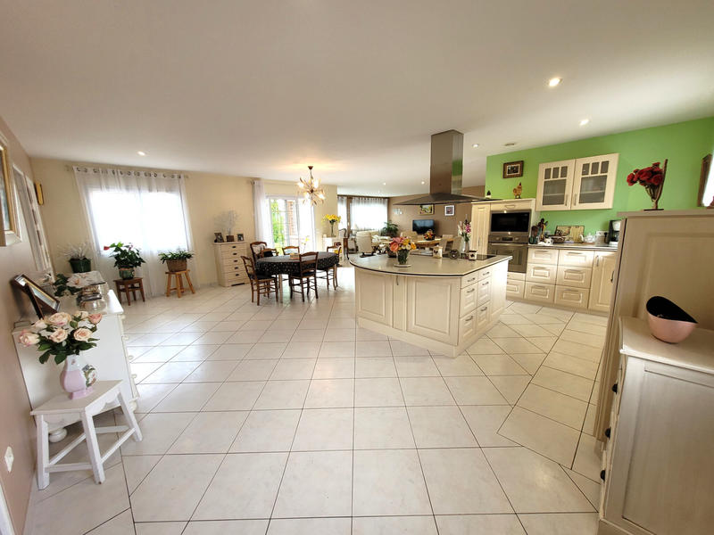 Maison - 235 m² - 8 pièces