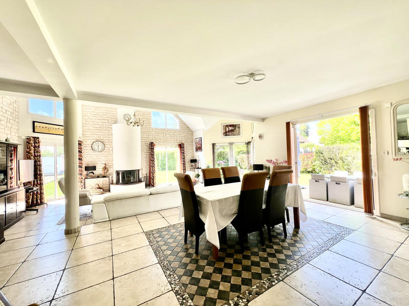 Maison - 221 m² - 8 pièces