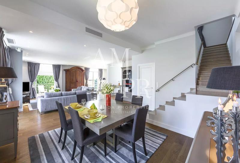 Villa - 270 m² - 8 pièces