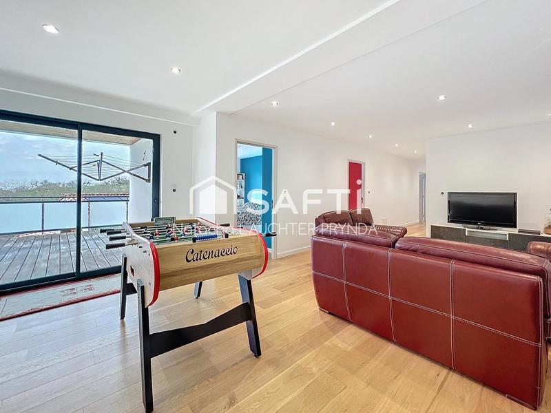 Maison - 240 m² - 7 pièces