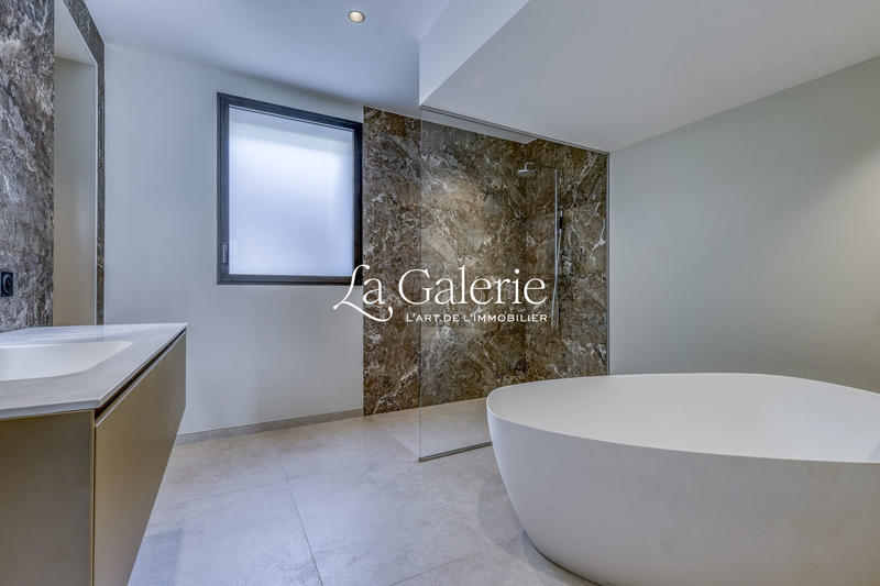 Villa - 225 m² - 6 pièces