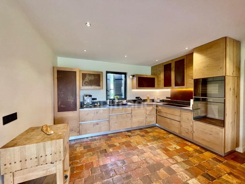 Maison - 240 m² - 7 pièces