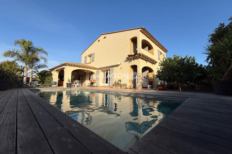 Maison - 295 m² - 9 pièces