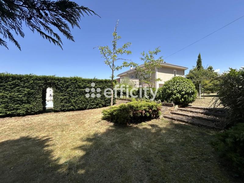 Maison traditionnelle - 270 m² - 9 pièces