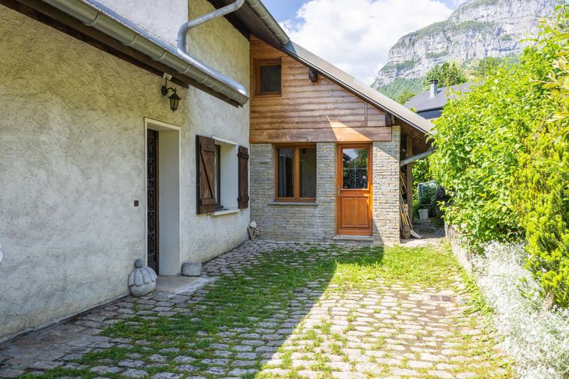 Maison - 220 m² - 8 pièces