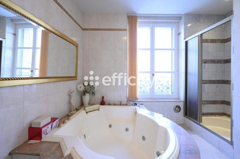 Maison - 223 m² - 9 pièces