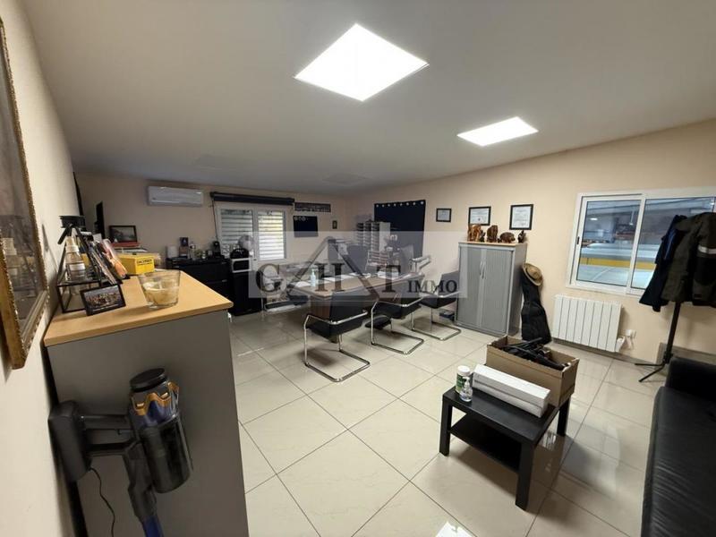 Entrepôt - 1 060 m²