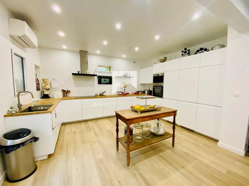 Maison - 230 m² - 6 pièces