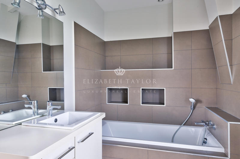 Maison - 318 m² - 10 pièces