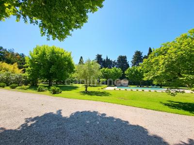 Maison - 628 m² - 9 pièces