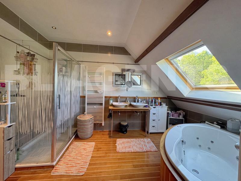 Maison - 243 m² - 8 pièces