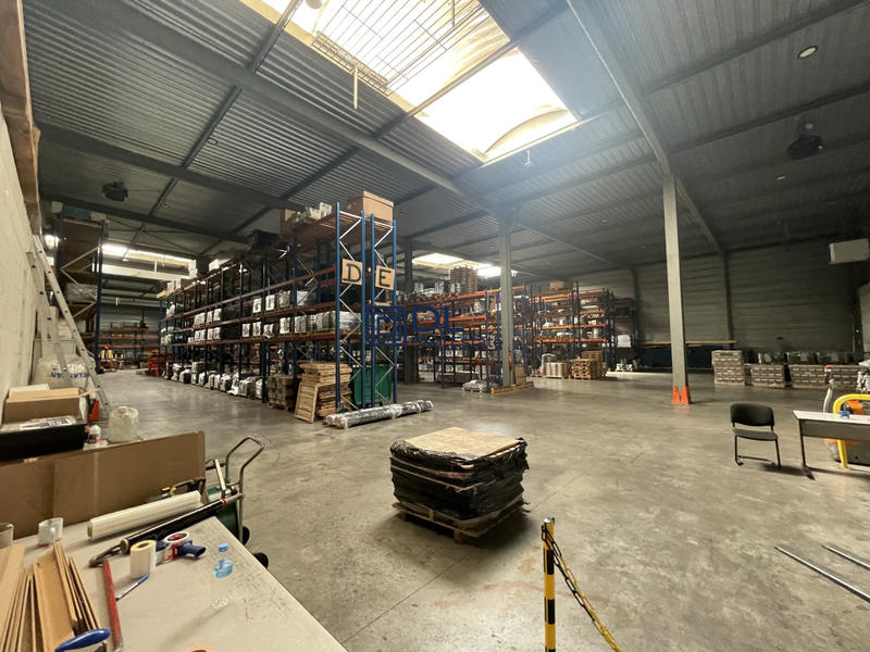 Entrepôt - 3 000 m²