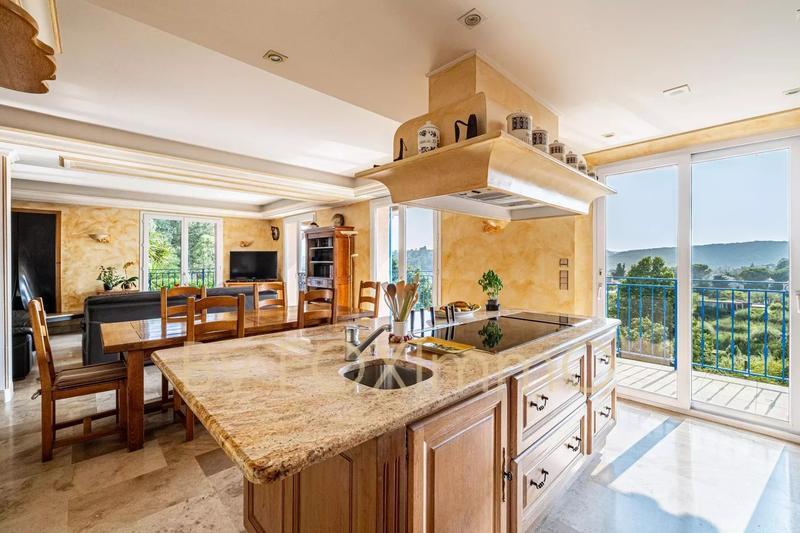 Maison - 240 m² - 8 pièces