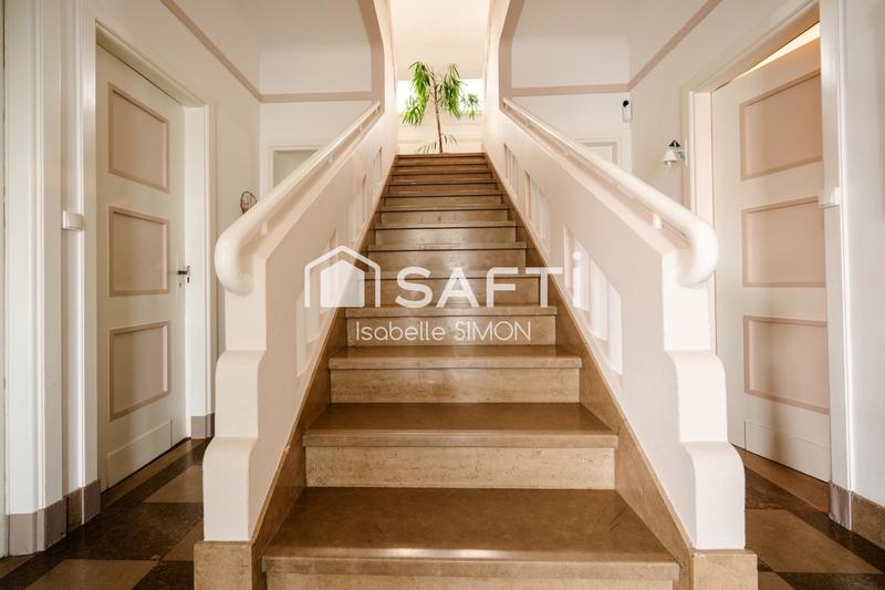 Maison - 302 m² - 8 pièces