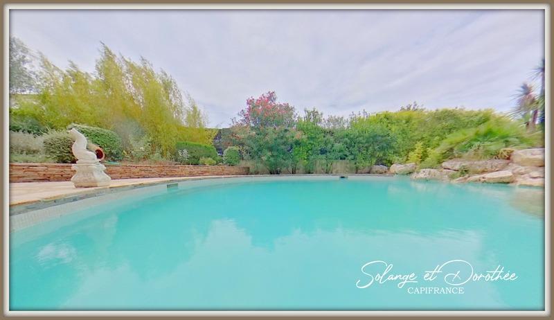 Maison - 325 m² - 8 pièces