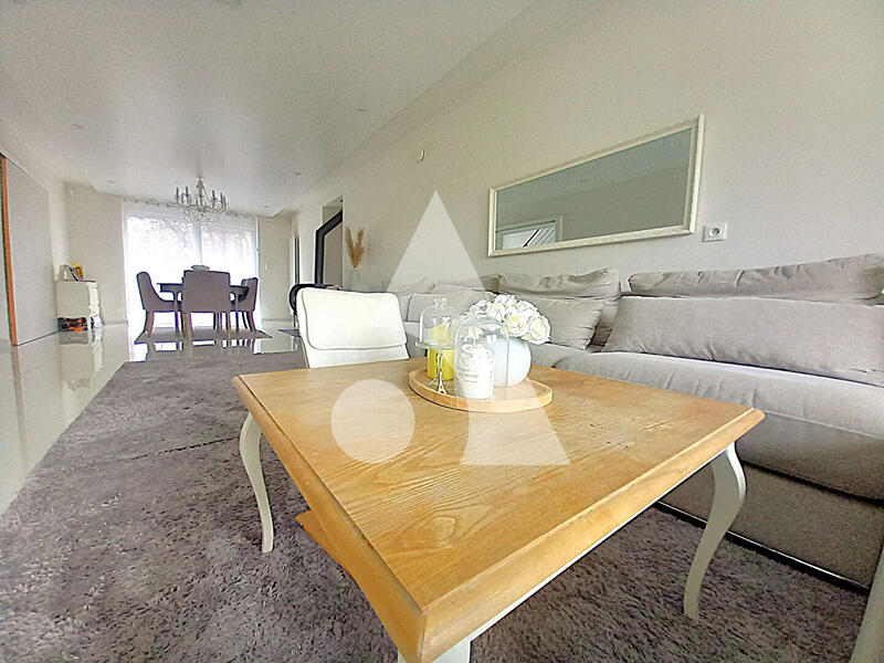 Maison - 242 m² - 11 pièces