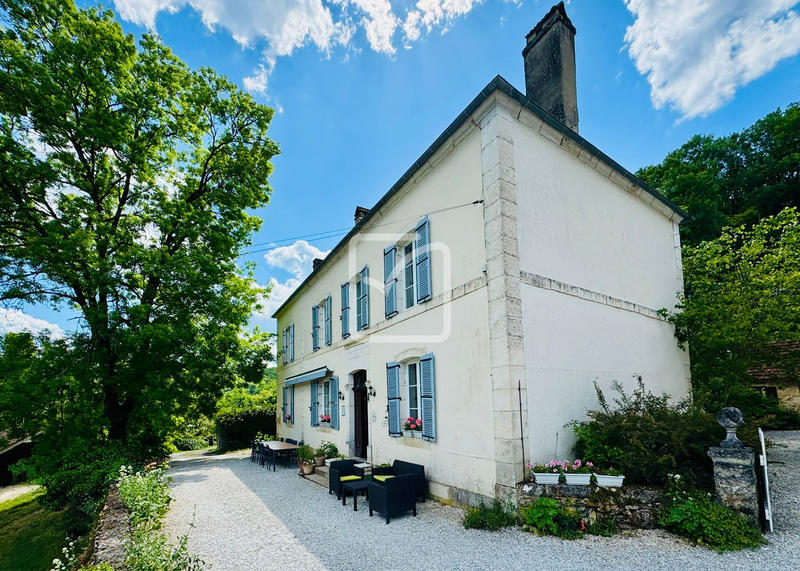 Propriété - 537 m² - 18 pièces