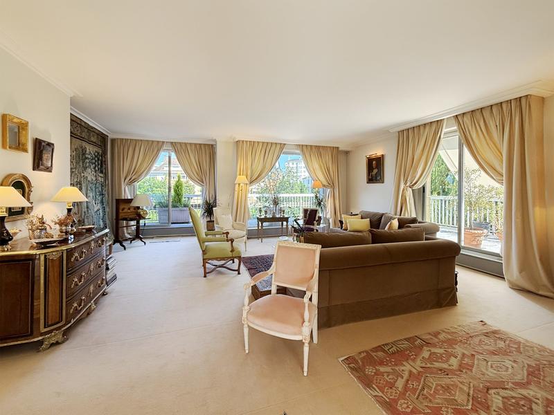 Appartement - 209 m² - 7 pièces