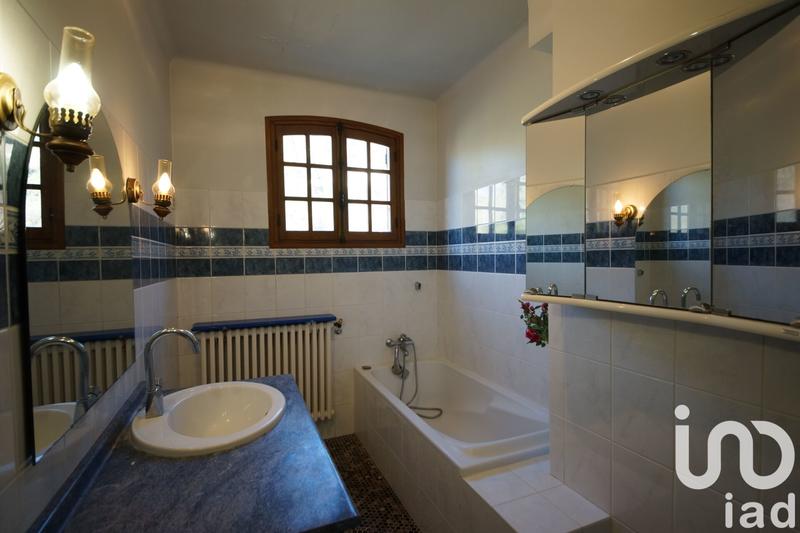 Maison - 235 m² - 10 pièces