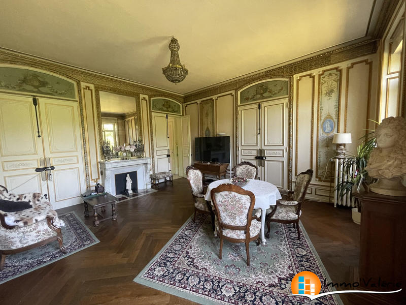 Maison - 854 m² - 19 pièces