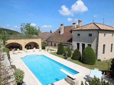 Propriété - 255 m² - 7 pièces