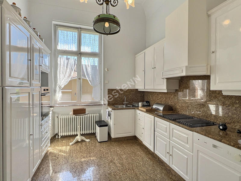 Maison - 258 m² - 8 pièces