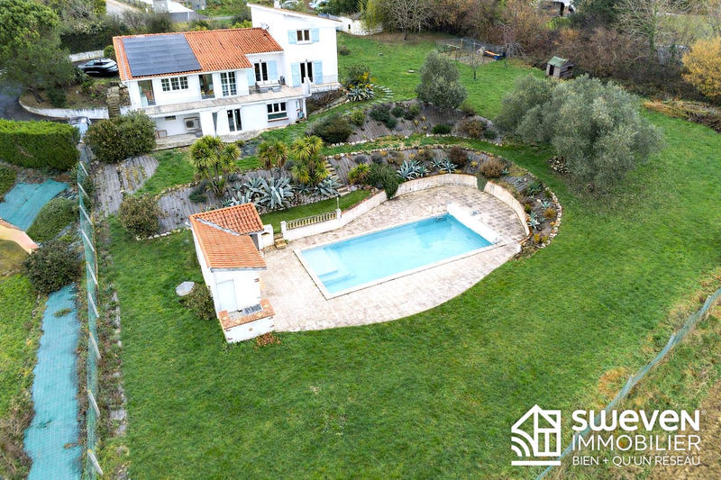 Maison - 220 m² - 8 pièces