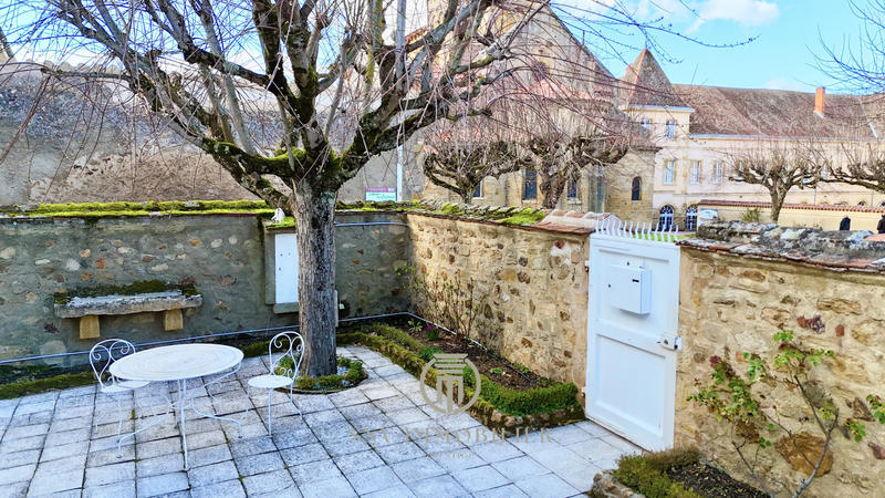 Maison - 317 m² - 13 pièces