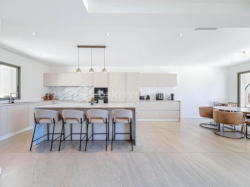 Maison - 346 m² - 8 pièces