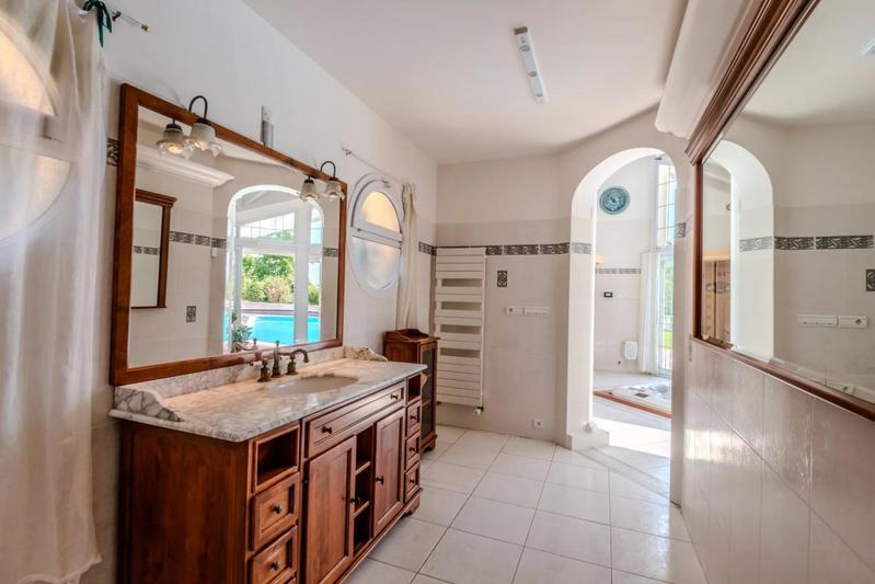 Propriété - 380 m² - 9 pièces