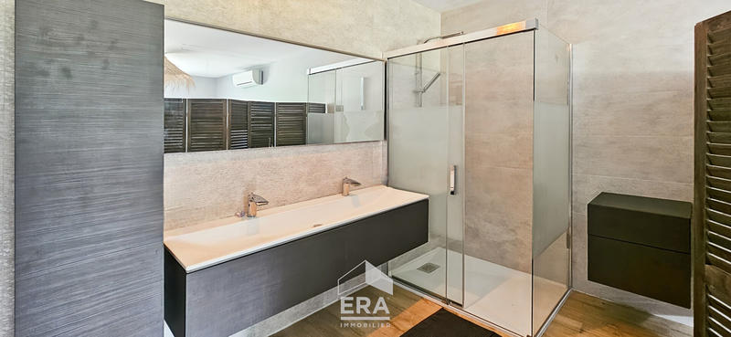 Maison - 280 m² - 8 pièces