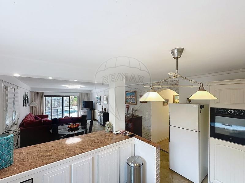 Maison - 204 m² - 8 pièces