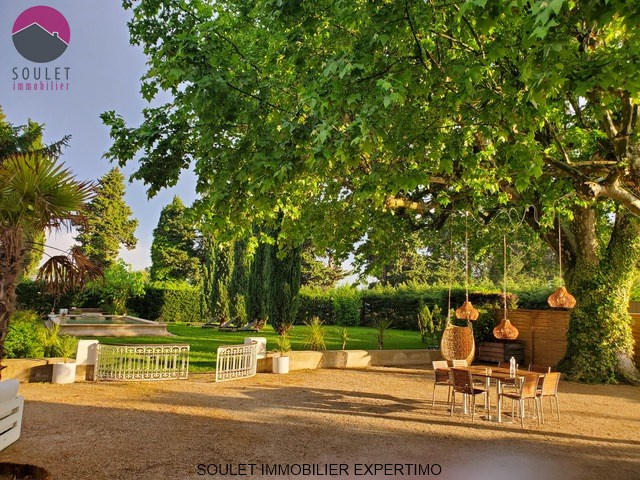 Propriété - 390 m² - 9 pièces