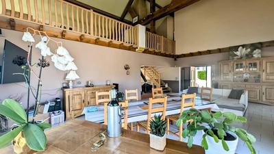 Maison - 284 m² - 10 pièces